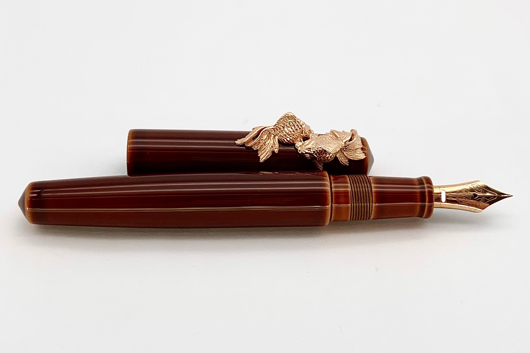 NakayaPiccoloLongWriterTokiTamenuriFountainPenwithPinkgoldGoldFishesStopper_H